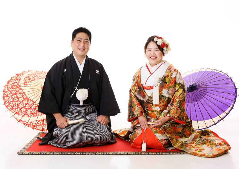 正座と傘を背景に！