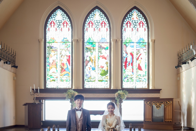 祭壇の奥に広がる海　開放感あふれる特別な空間