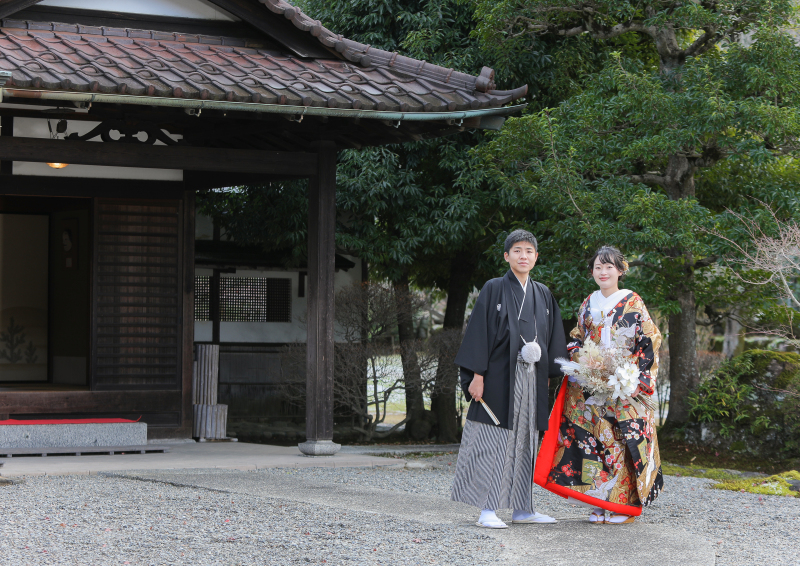 川上別荘の玄関で