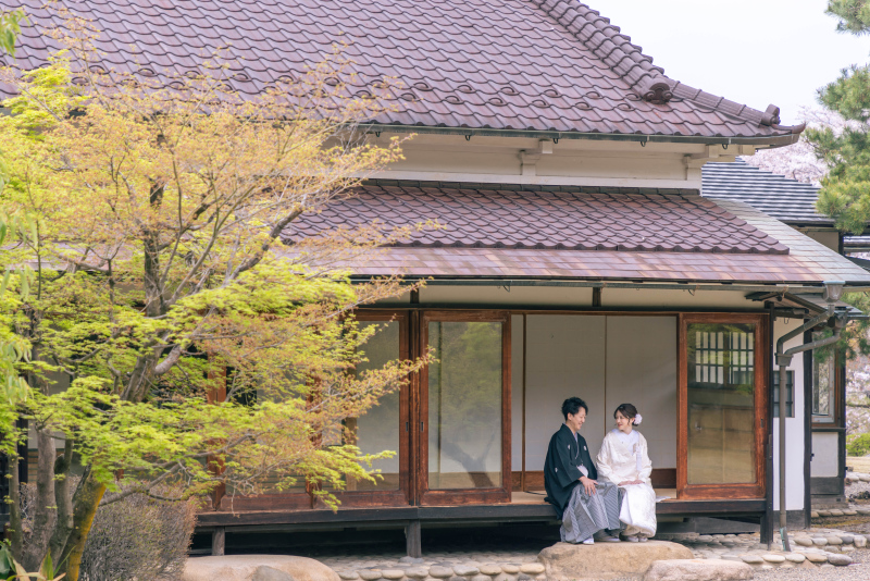 縁側に座りながら…