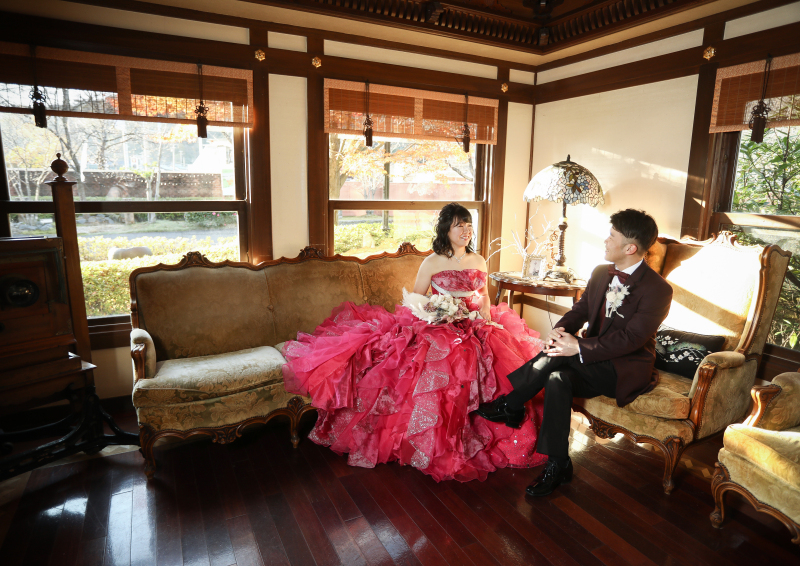 ソファーに座って