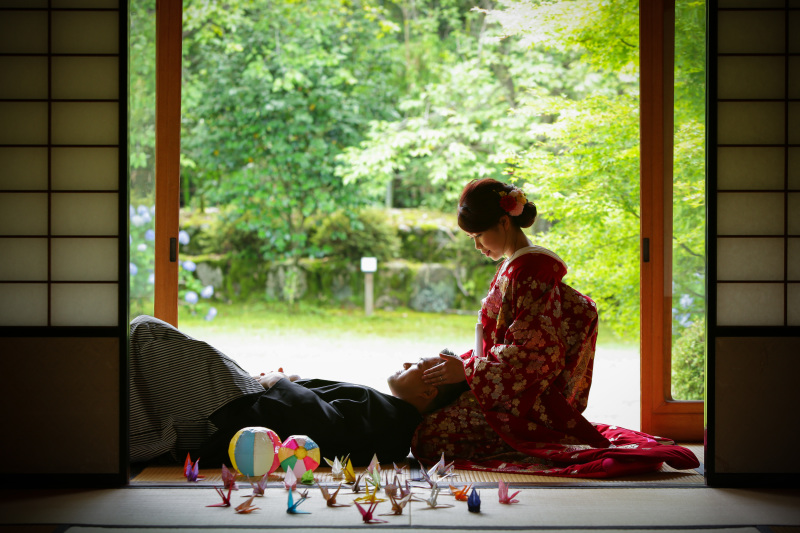 膝枕のシルエットショット。