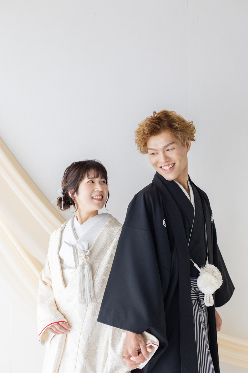 見つめ合う笑顔がポイントの和装ショット