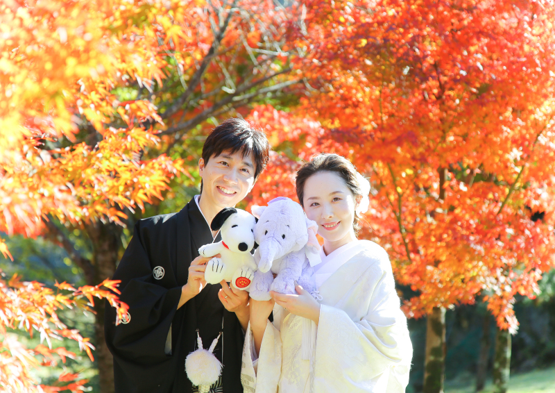 赤い紅葉の中でお持ち込みの可愛いぬいぐるみと♪