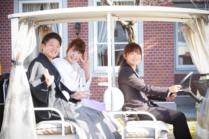 敷地内は広いのでゴルフカートで移動も楽々！