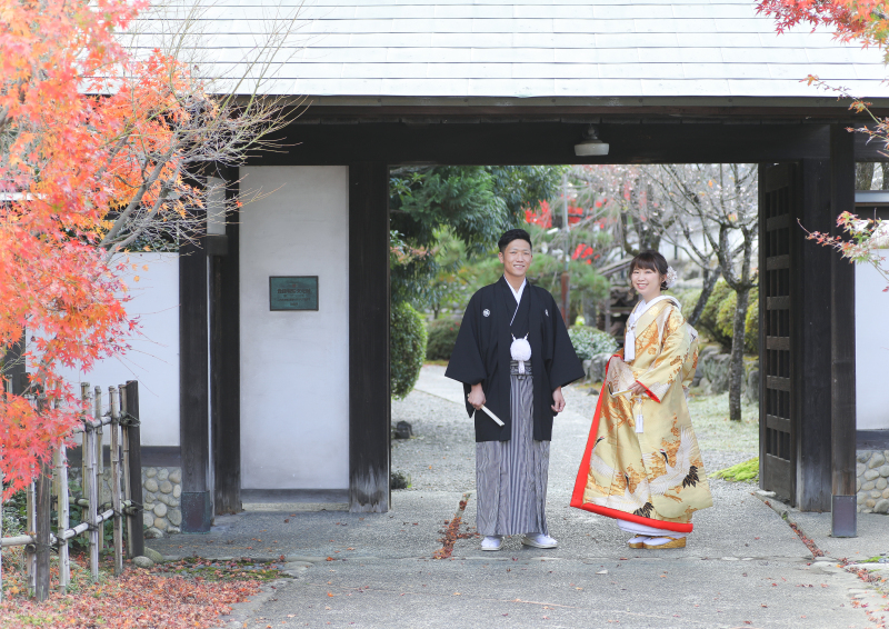 少し進んだ門で立ち姿を