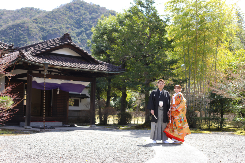 川上別荘の玄関前で