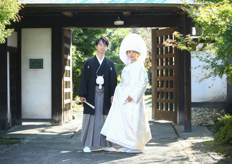 白無垢で綿帽子を使って