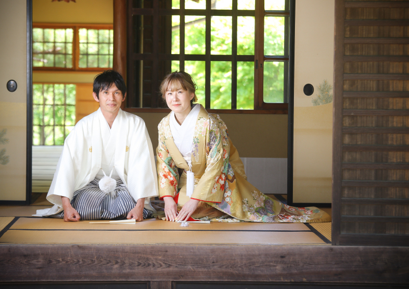 川上別荘の玄関で