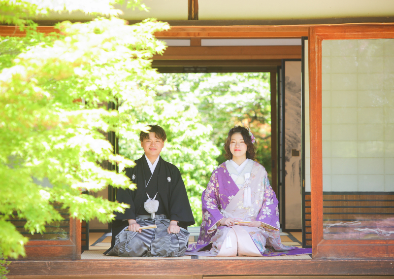 縁側で正座のお写真も!