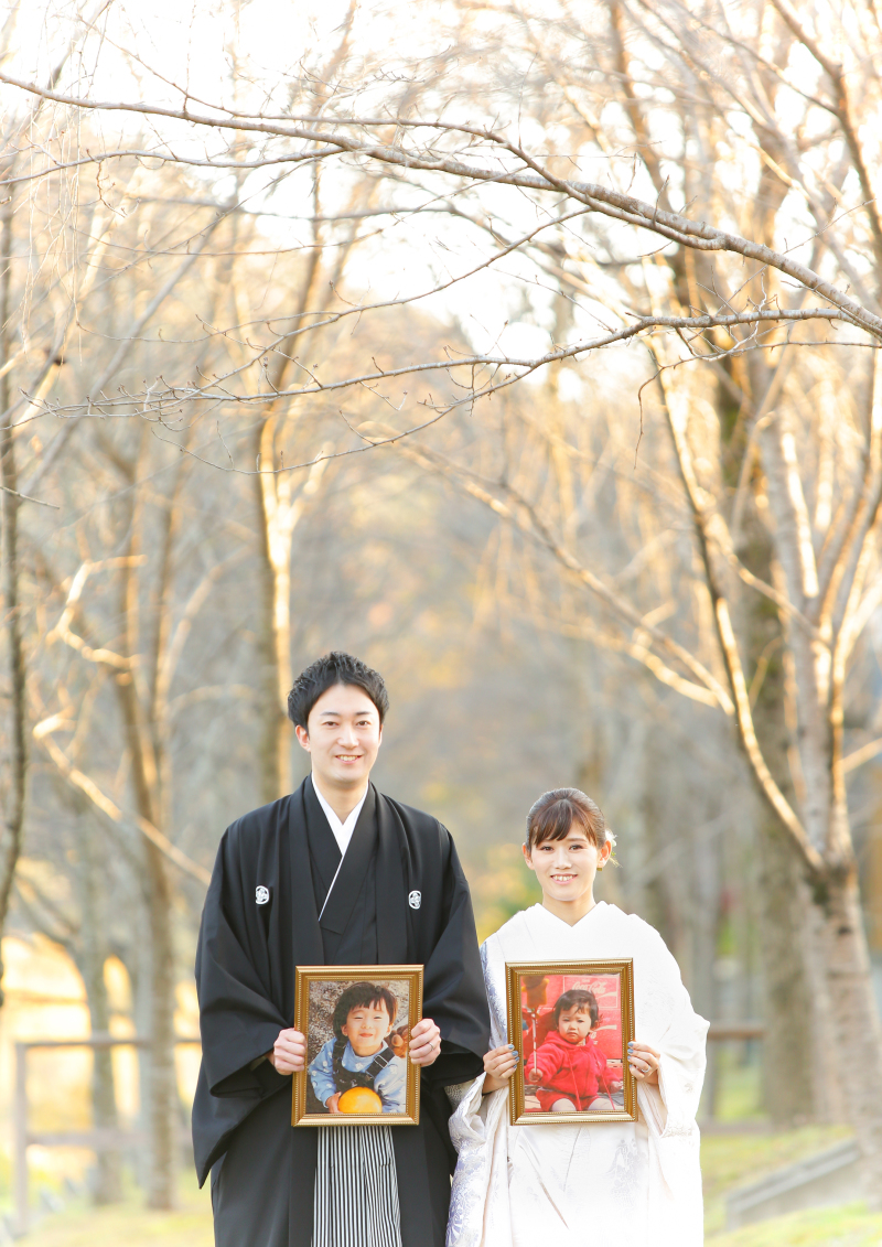 幼少期の写真を持って。