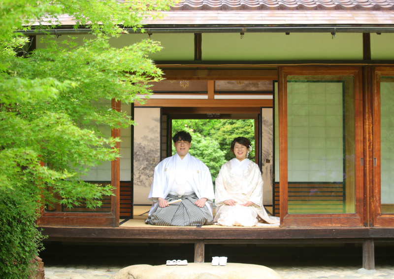 縁側で正座のショットも