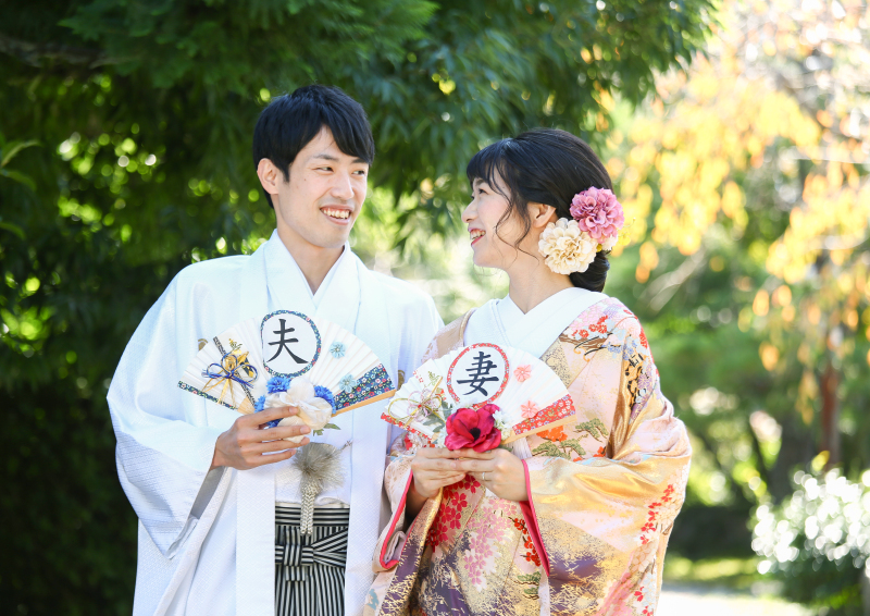 手作りの扇子を使って