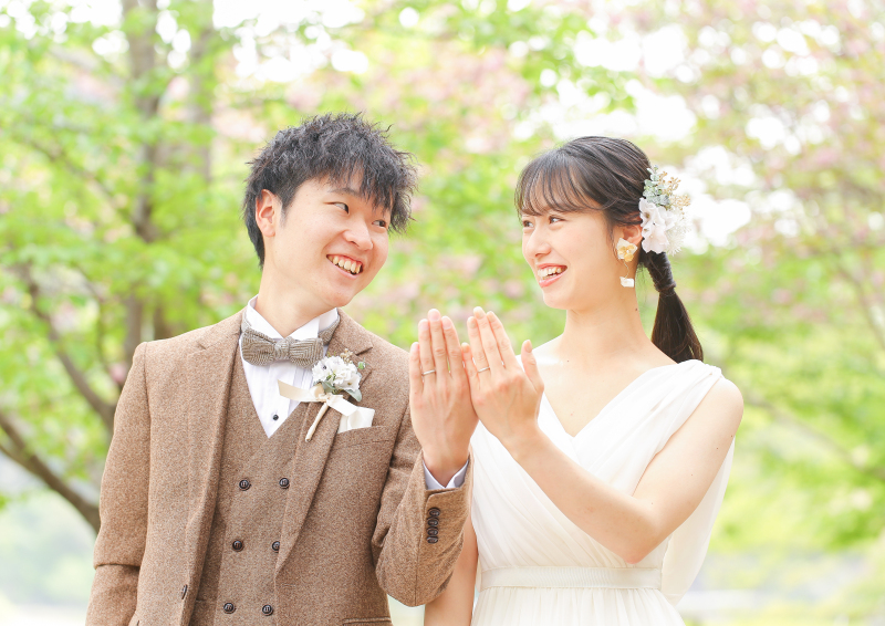 指輪を見せたショットも