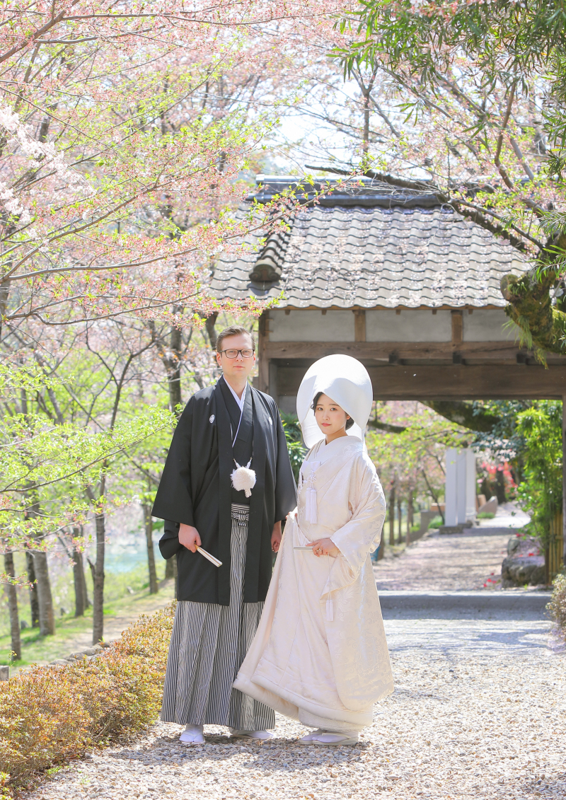 和風の門の前で撮影