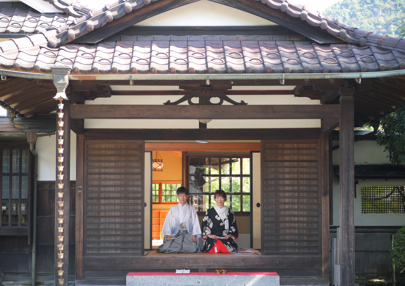 川上別荘の玄関で正座のお写真を