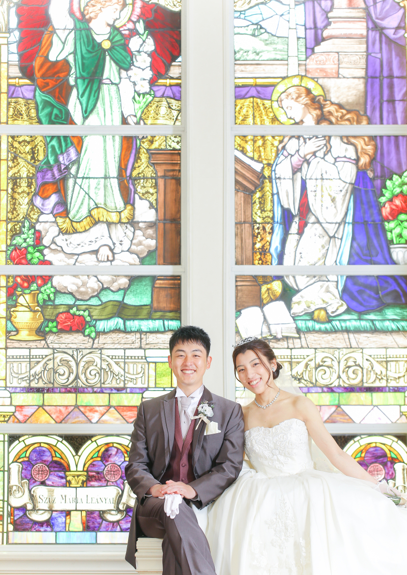 ステンドグラスを背景に