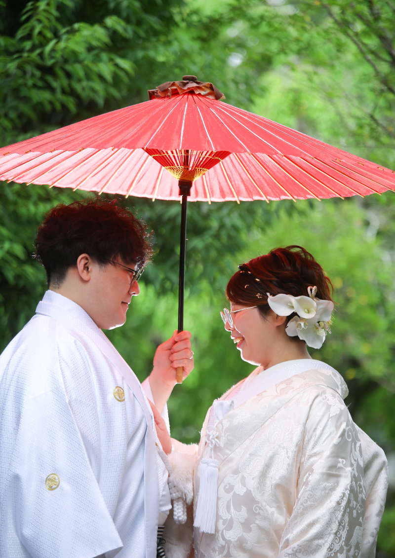 和傘を持ってお2人で