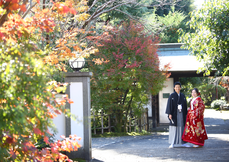 川上別荘入り口の紅葉をいれて