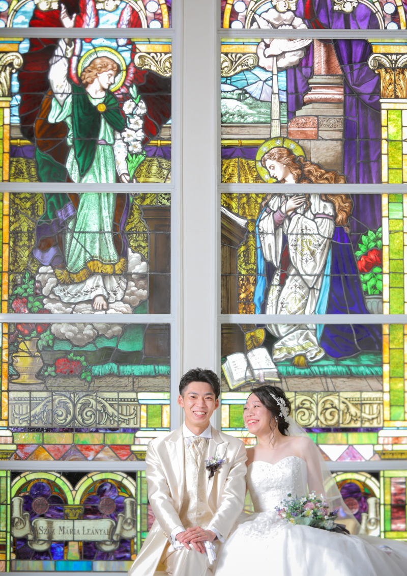 大きなステンドグラスの前で