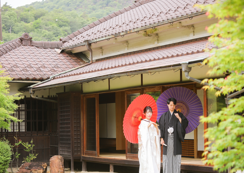 川上別荘のお庭で傘を持ったお写真も