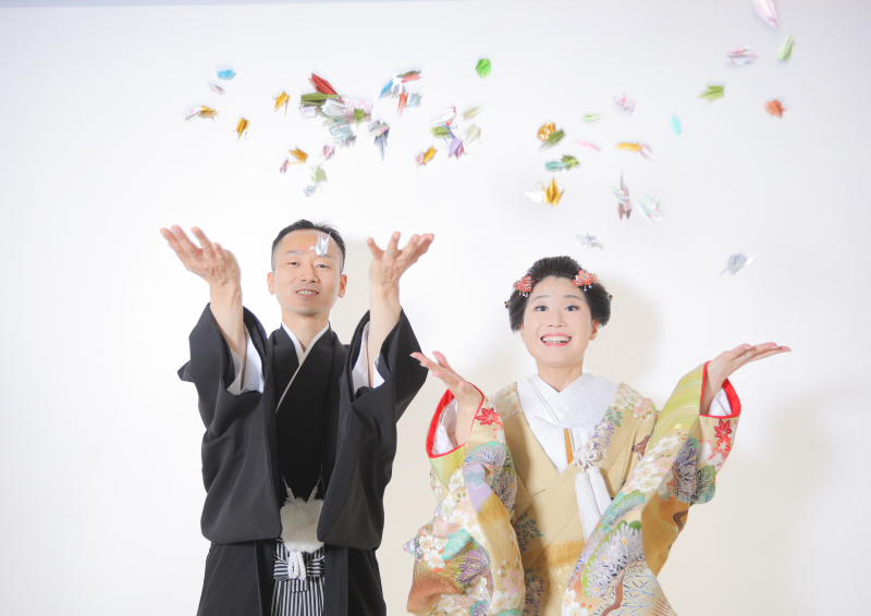 シンプルな背景で折り鶴のシャワー