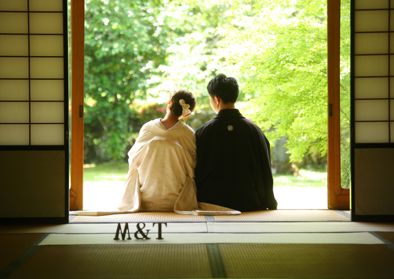 幸せいっぱいの後ろ姿とイニシャルブロック!