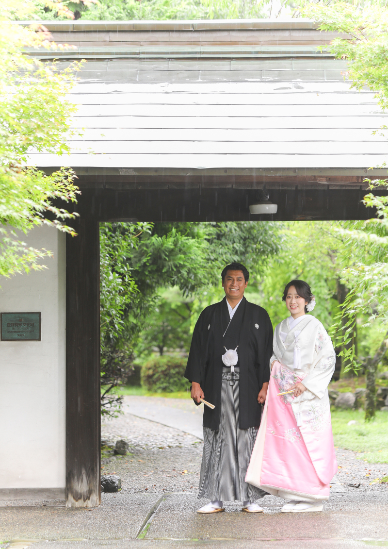 門の下で立ち姿を