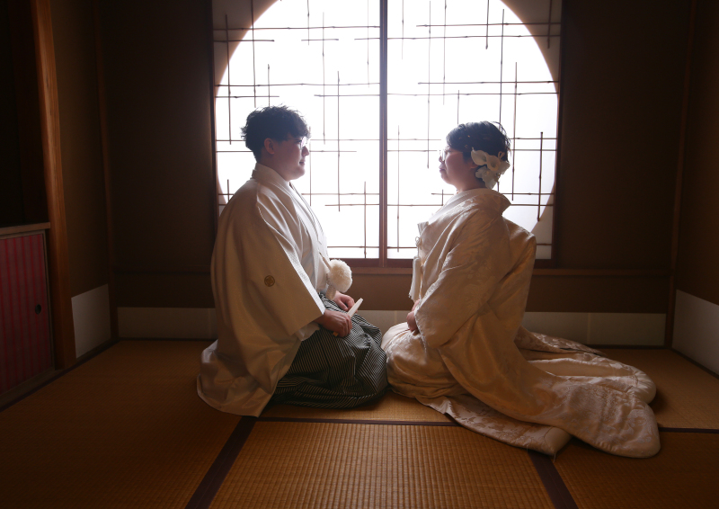 丸い障子の前で