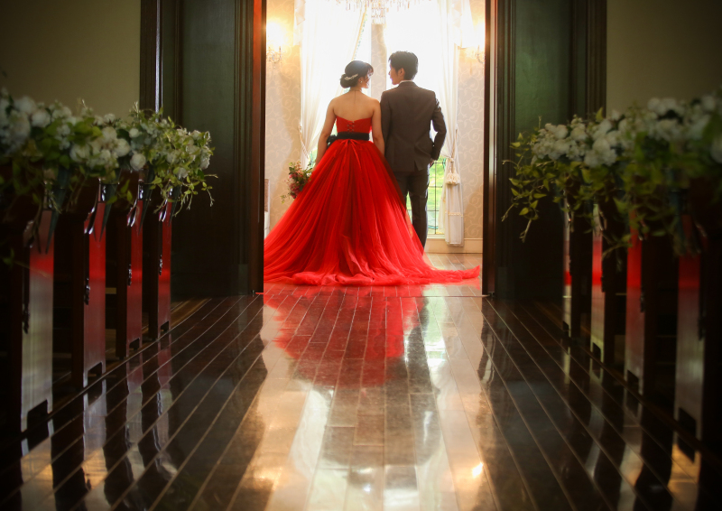 チャペルの入り口で後ろ姿を