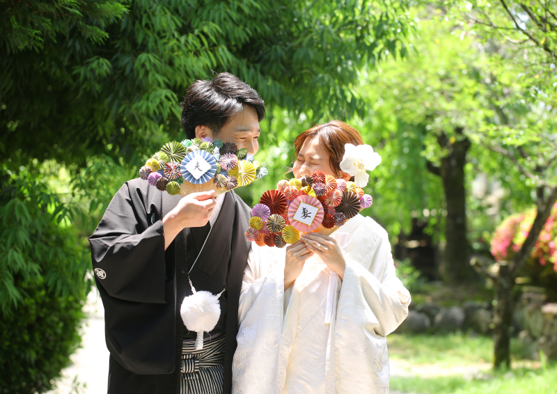 扇子でお口元を隠して内緒話♪