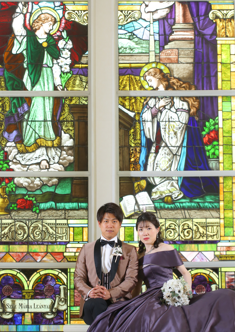 ステンドグラスの前で！