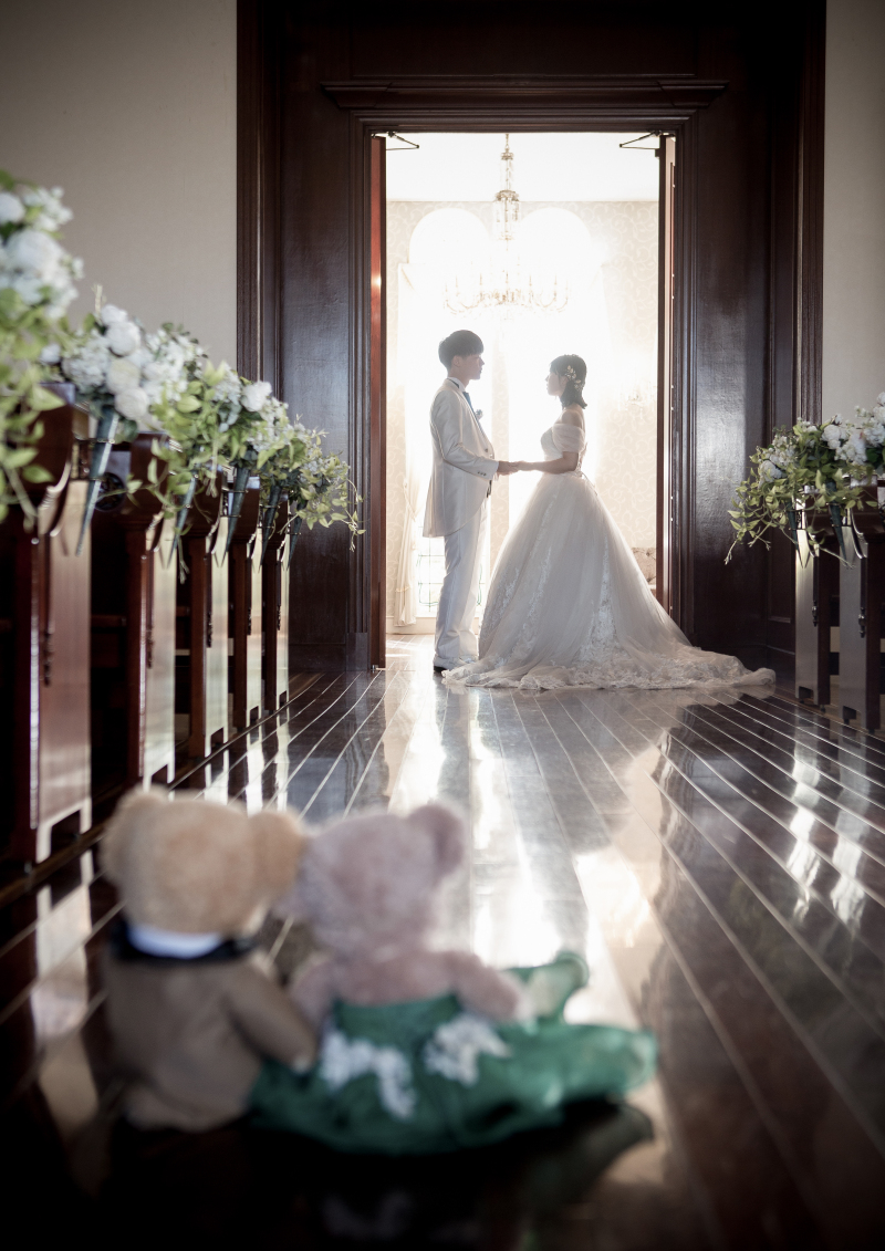 チャペルの入り口でシルエットのお写真を