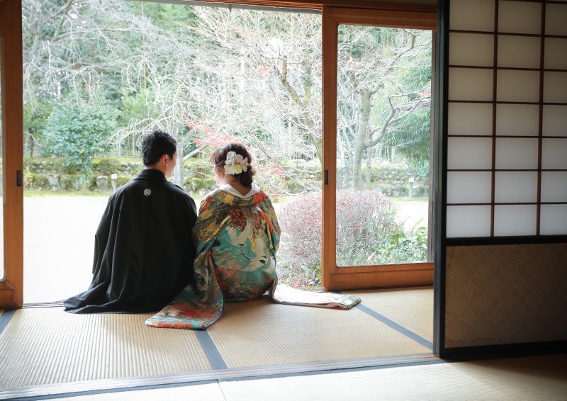 縁側でシルエットのお写真を