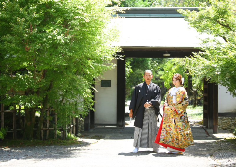 川上別荘に移動して黒門の前で撮影!
