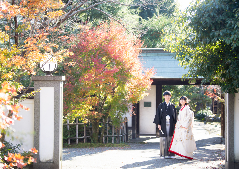 和装で色の変わり始めた紅葉を入れて