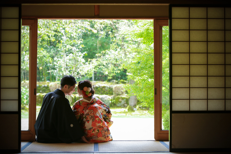 後ろ姿のシルエットショットです。