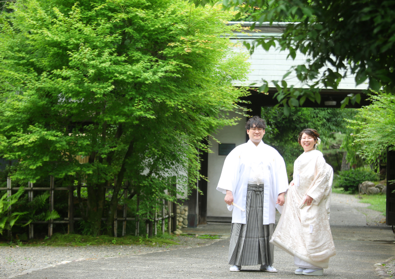 まずはかっちり立ち姿を門の前で