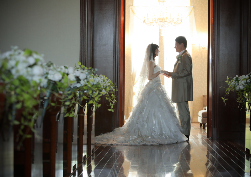 チャペル入り口でシルエットのお写真を