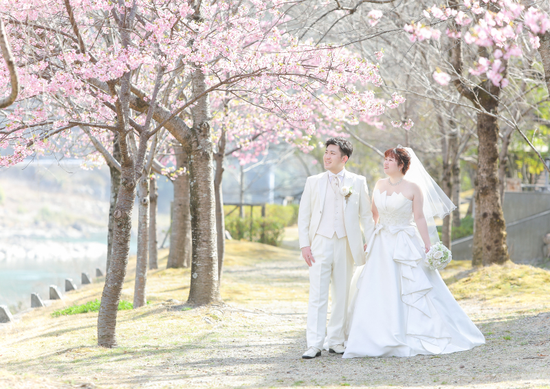 ウエディングドレスでも桜を入れて