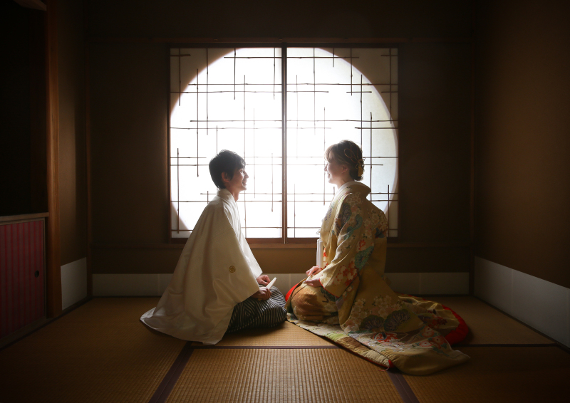 丸い障子の前で