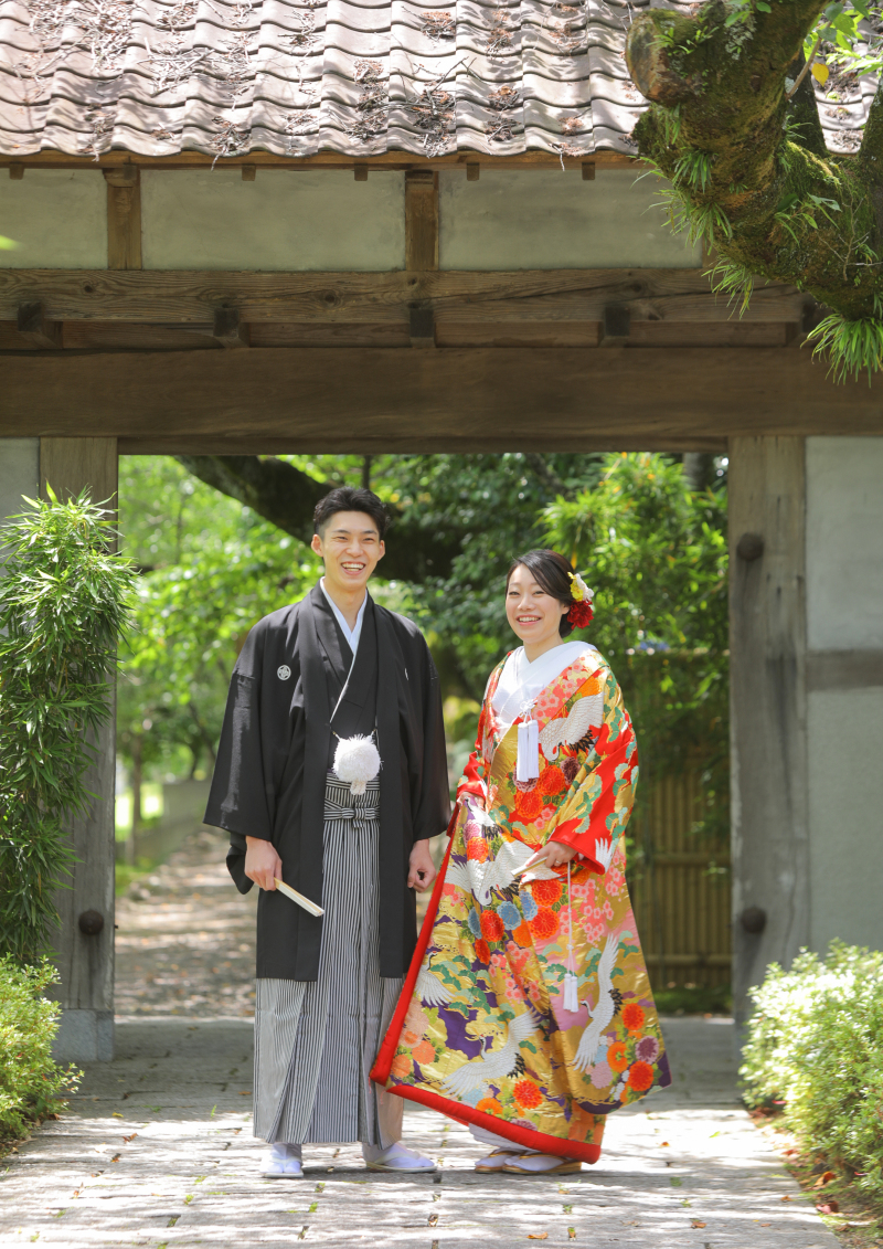 和風な門の前でかっちり立ち姿!