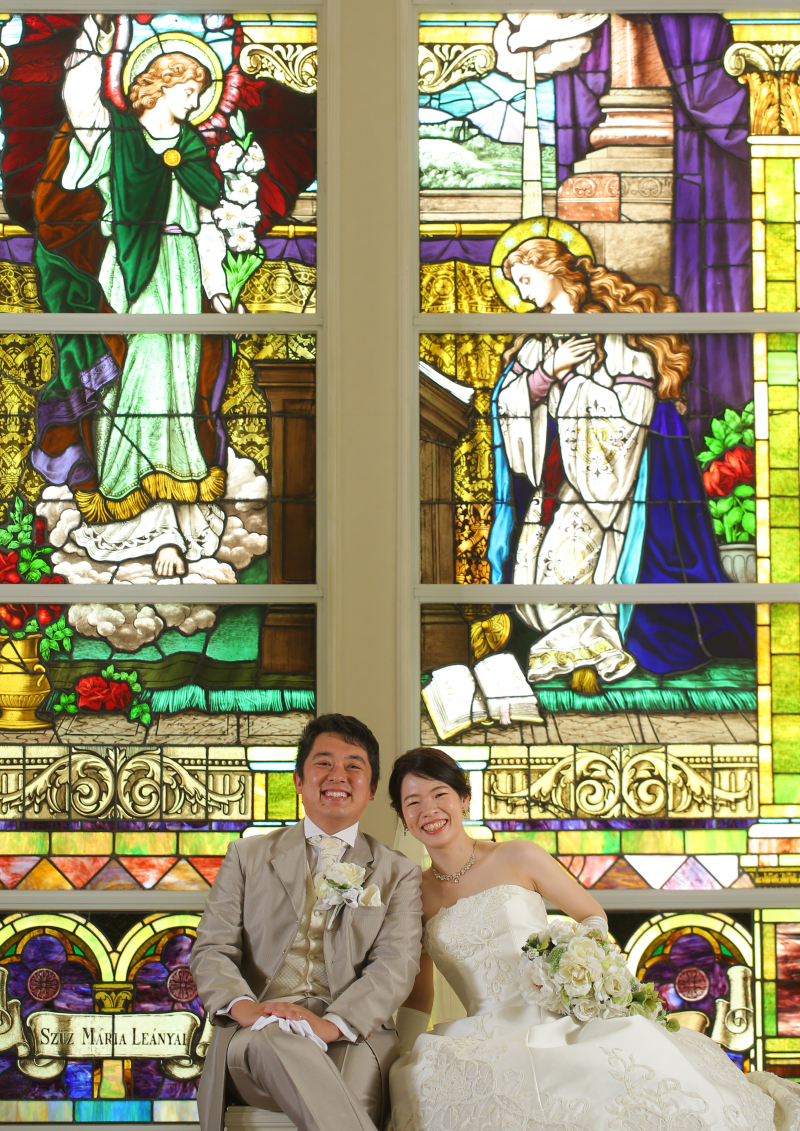 ステンドグラス前にて