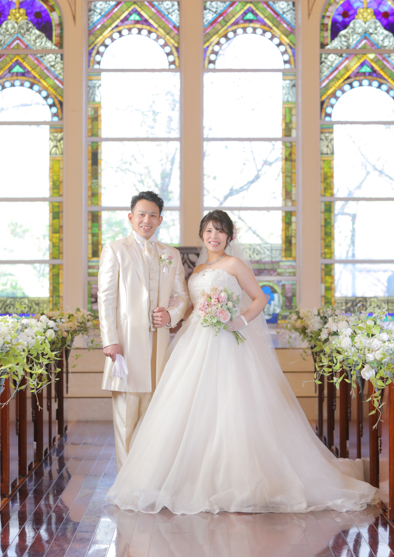 ウェディングドレスと白タキシードで…