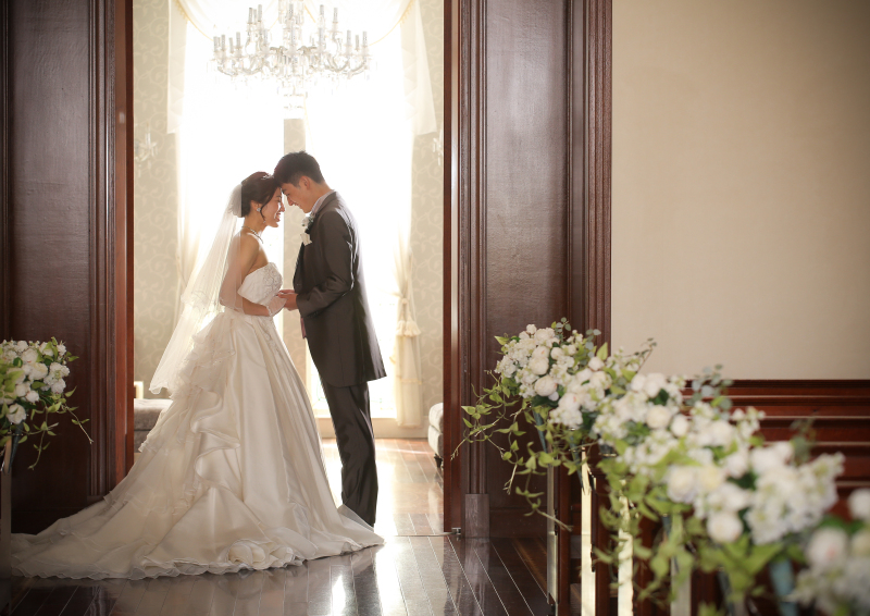 チャペルの入り口でシルエットのお写真を