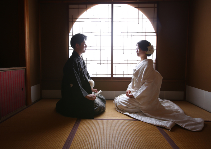 丸い障子を背景に