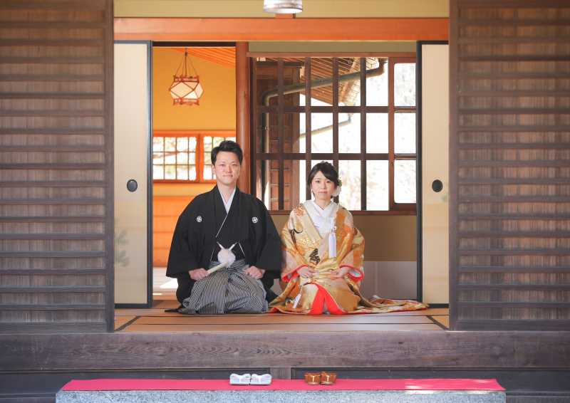 川上別荘の玄関で撮影!