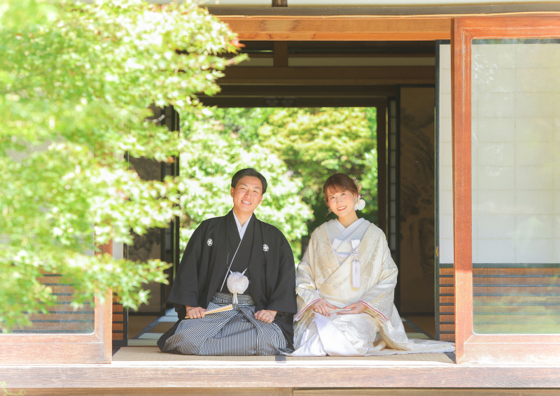 縁側で正座のショットも!