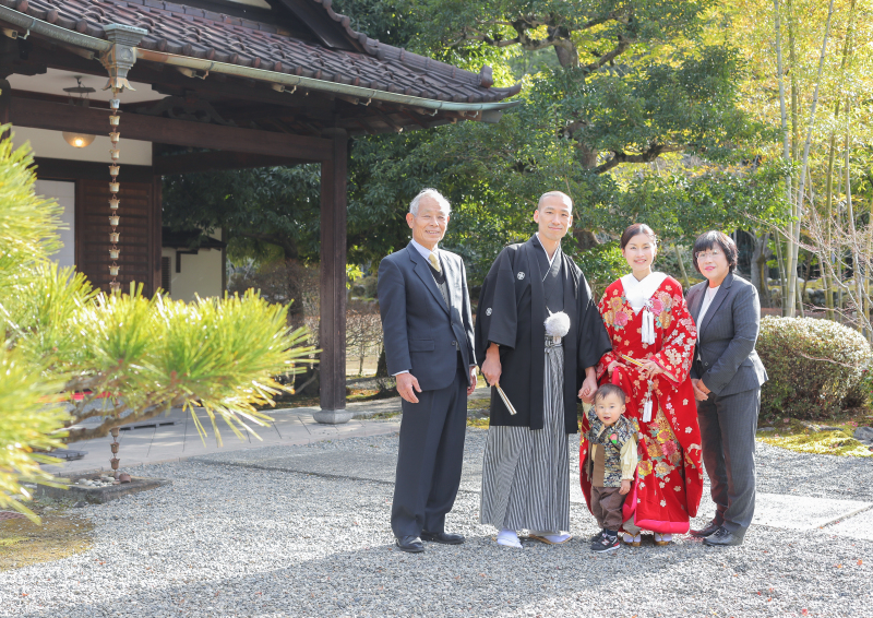 川上別荘前でご家族写真を