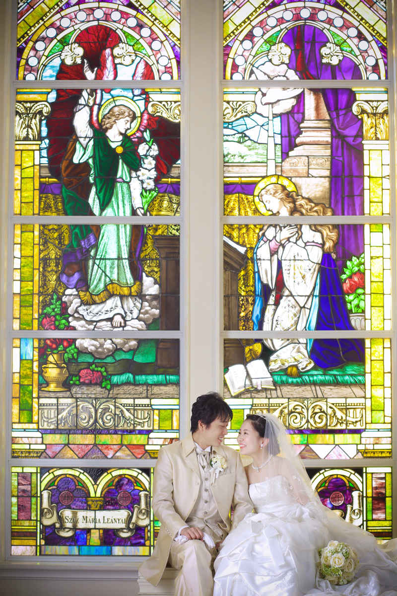 大きなステンドグラスは圧巻です!